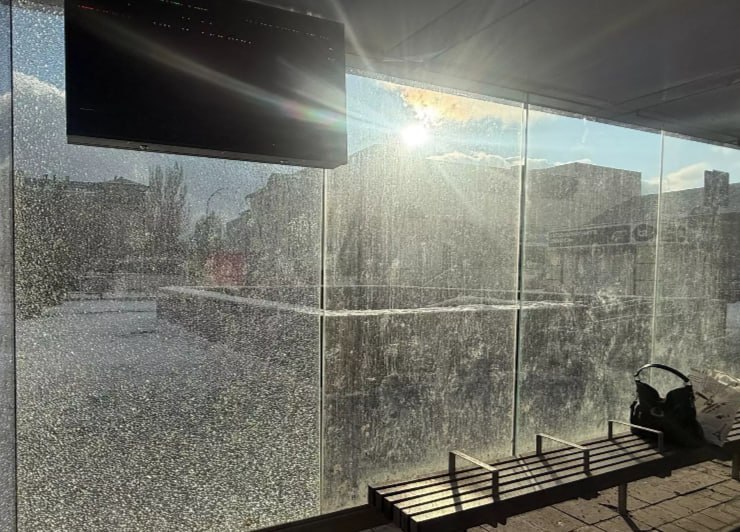 Вандалы разгромили «умную» остановку в центре Ростова