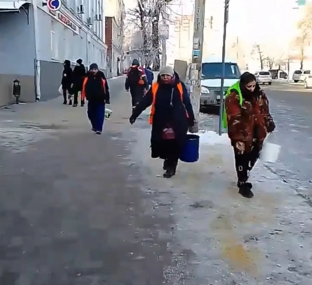 Работы по борьбе с гололедом продолжаются круглосуточно Работы по борьбе с гололедом продолжаются круглосуточно