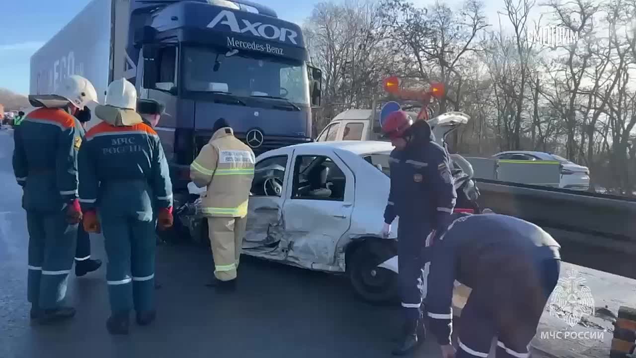 Четыре человека погибли, двое пострадали в результате ДТП в Ростовской области, сообщает МЧС региона