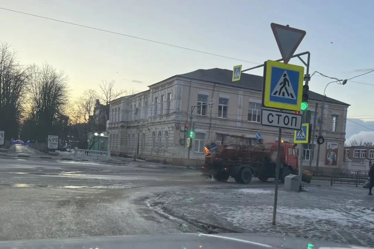 Работы по борьбе с гололедом продолжаются круглосуточно Работы по борьбе с гололедом продолжаются круглосуточно