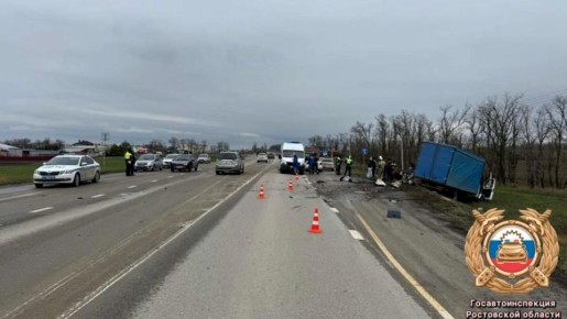Автомобиль разорвало пополам в аварии на трассе в Ростовской области