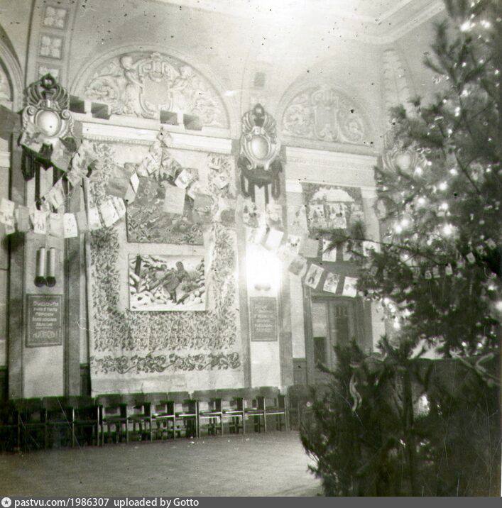 Исторические фото дня: елка во Дворце пионеров, 1944/1945 (сейчас это Дворец творчества детей и молодежи) Исторические фото дня: елка во Дворце пионеров, 1944/1945 (сейчас это Дворец творчества детей и молодежи)