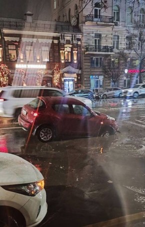 На Буденновском авто провалилось в дыру в асфальте