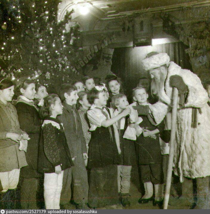 Исторические фото дня: елка во Дворце пионеров, 1944/1945 (сейчас это Дворец творчества детей и молодежи)