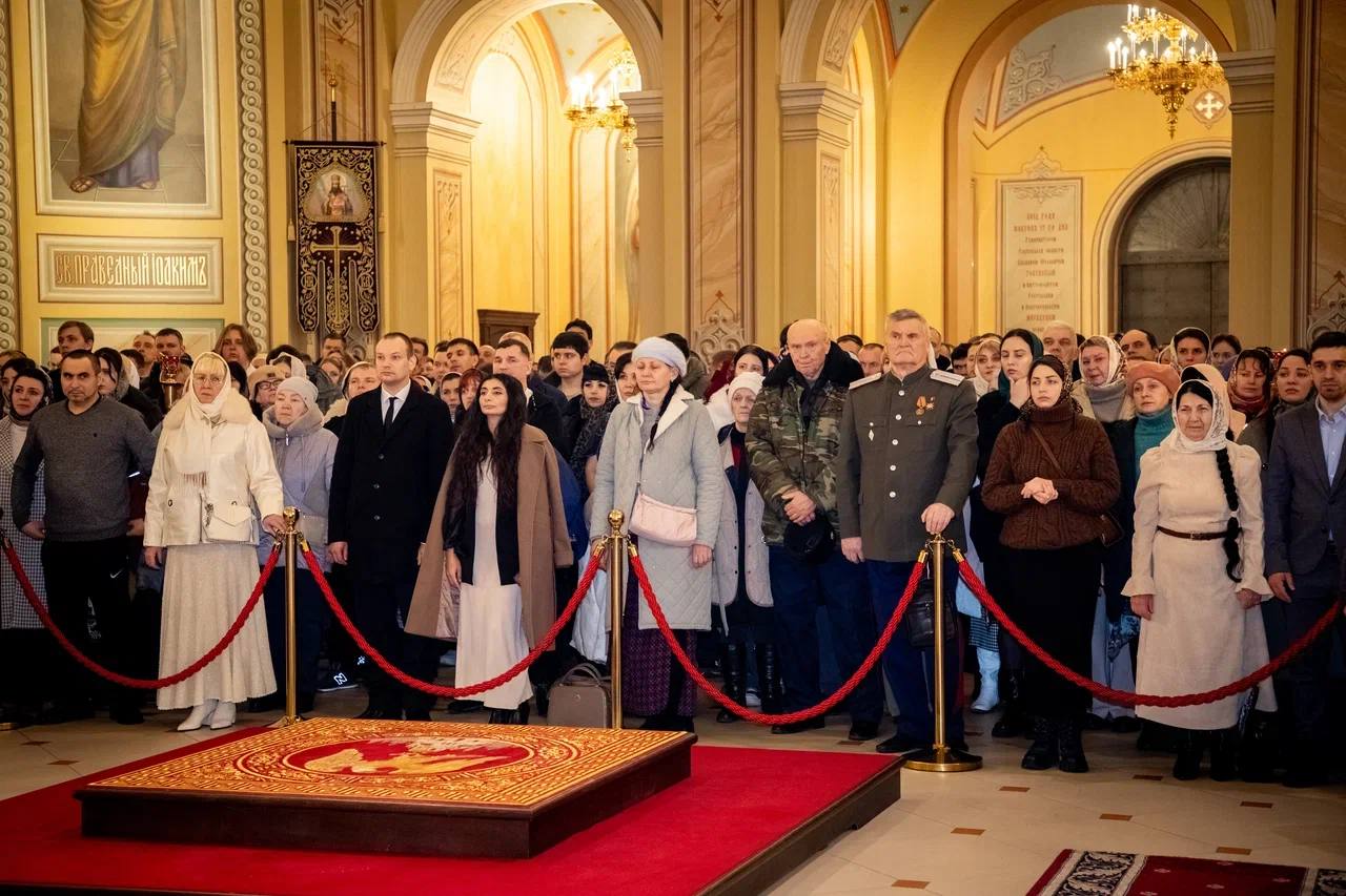 Александр Скрябин: Уважаемые ростовчане!. Сердечно поздравляю с великим праздником Рождества Христова! Событием столь великим, что оно разделило саму историю человечества на «до» и «после» Александр Скрябин: Уважаемые ростовчане!. Сердечно поздравляю с великим праздником Рождества Христова! Событием столь великим, что оно разделило саму историю человечества на «до» и «после»