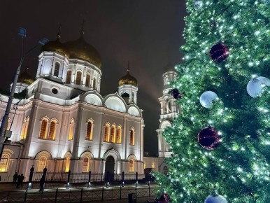 Юрий Слюсарь поделился фотографиями с рождественской службы в кафедральном соборе Ростова