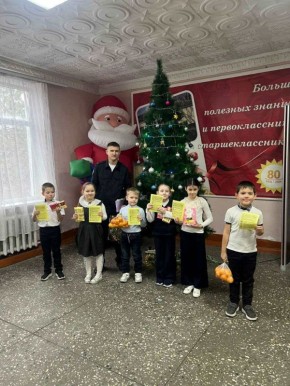Сотрудники линейного отдела полиции на станции Шахтная поздравили учеников первых классов средней школы № 3 города Новошахтинска с наступающим Новым годом в рамках всероссийской акции «Полицейский Дед Мороз»