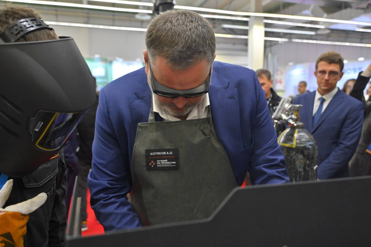 Юрий Слюсарь: В нашей области скоро пройдёт важное и очень нужное событие: региональный этап всероссийского конкурса «Лучший по профессии» Юрий Слюсарь: В нашей области скоро пройдёт важное и очень нужное событие: региональный этап всероссийского конкурса «Лучший по профессии»