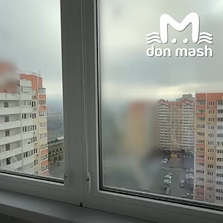 Веселая семейка закидала какашками окна жителей многоэтажки на Суворовском