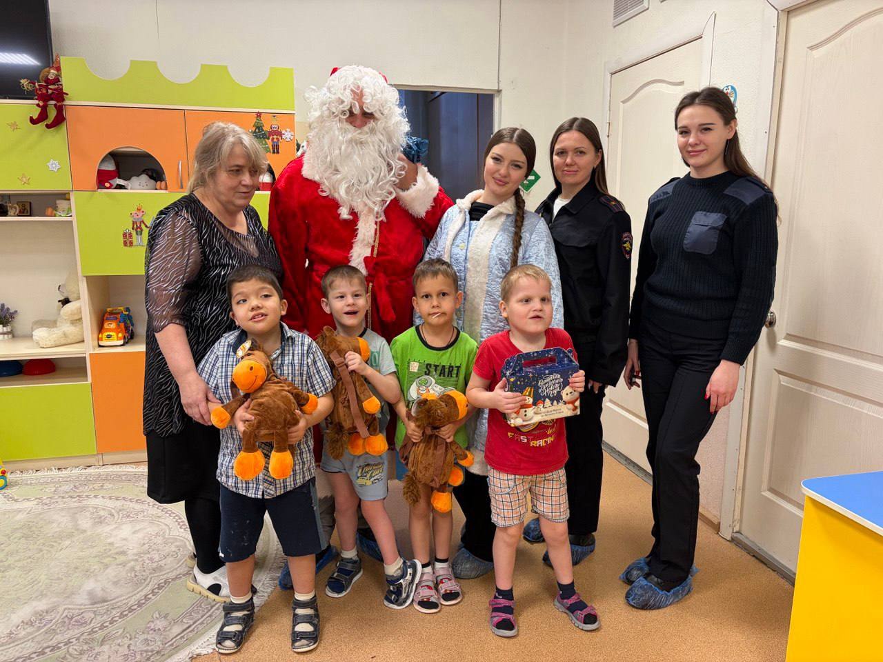 В Ростове-на-Дону полицейские поздравили воспитанников центра помощи детям в рамках акции «Полицейский Дед Мороз» В Ростове-на-Дону полицейские поздравили воспитанников центра помощи детям в рамках акции «Полицейский Дед Мороз»