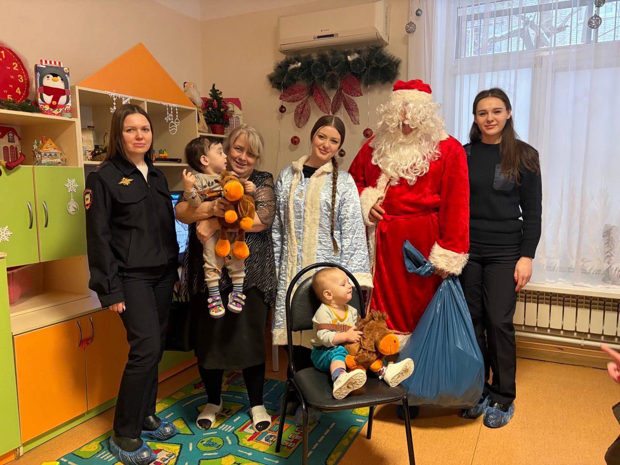 В Ростове-на-Дону полицейские поздравили воспитанников центра помощи детям в рамках акции «Полицейский Дед Мороз»