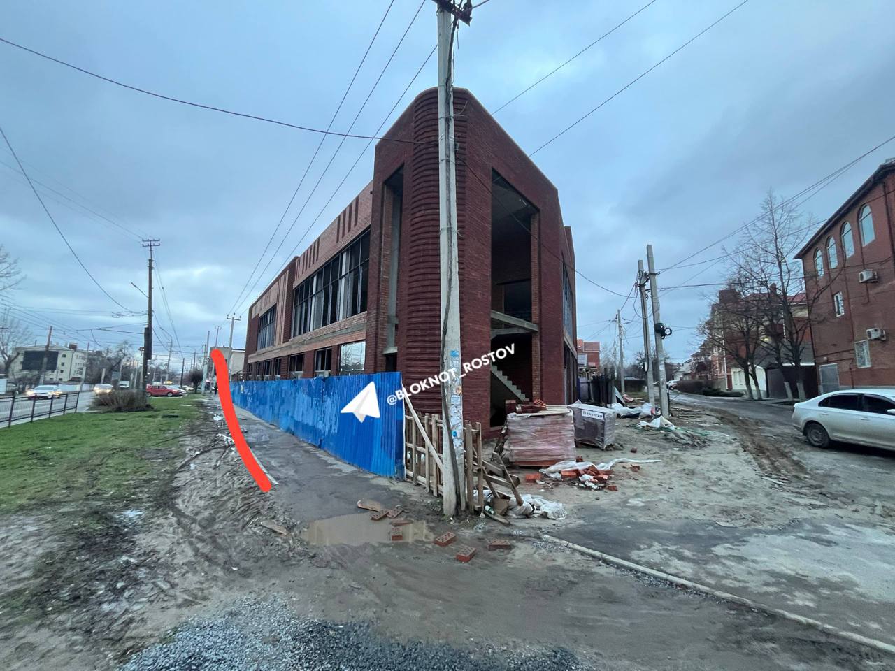 Пешеходы вынуждены идти по тропинке через лужу из-за перекрытого асфальта на Ларина Пешеходы вынуждены идти по тропинке через лужу из-за перекрытого асфальта на Ларина