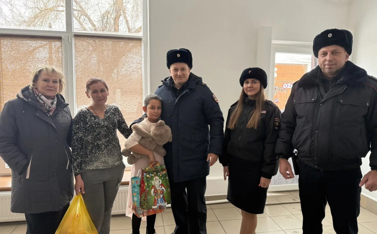Полицейские Усть-Донецка исполнили новогоднее желание ученицы 4 класса