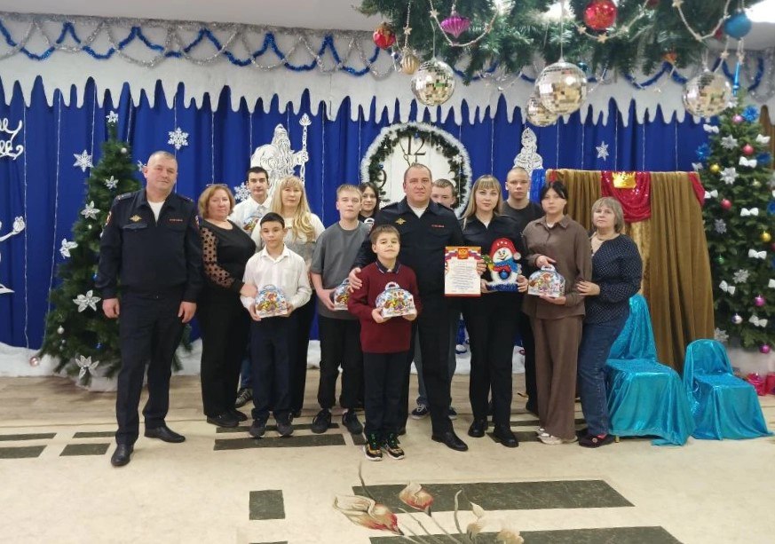Сотрудники полиции поздравили воспитанников Донецкого центра помощи детям с Новым годом Сотрудники полиции поздравили воспитанников Донецкого центра помощи детям с Новым годом