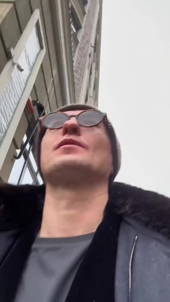 Сергей Безруков, прогуливаясь по центру Ростова, задался риторическим вопросом: «А где снег?»