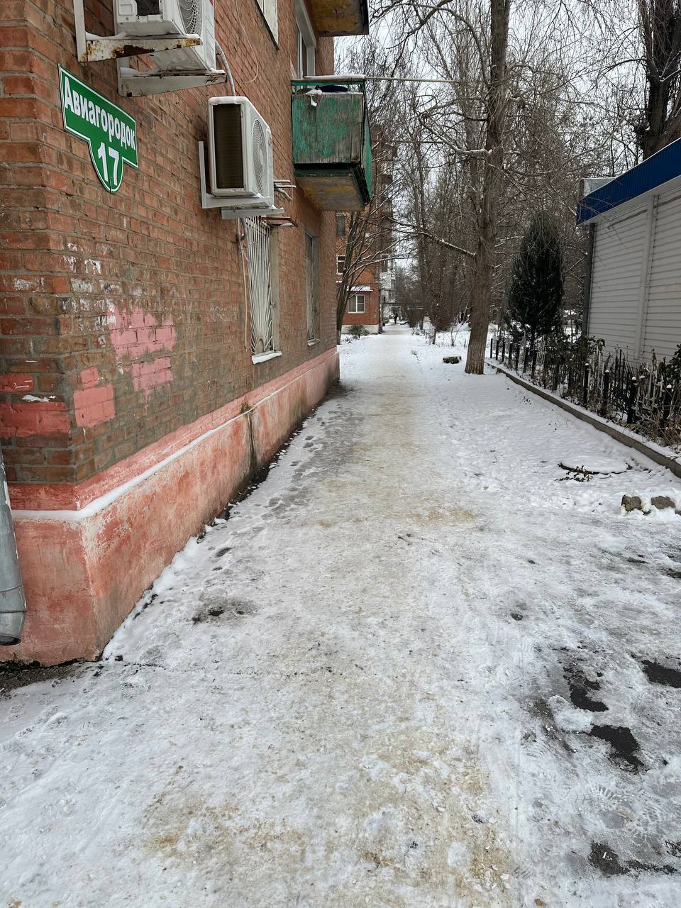 Расчистка города от снега в непогоду - задача не только коммунальных служб города, но и управляющих организаций Расчистка города от снега в непогоду - задача не только коммунальных служб города, но и управляющих организаций