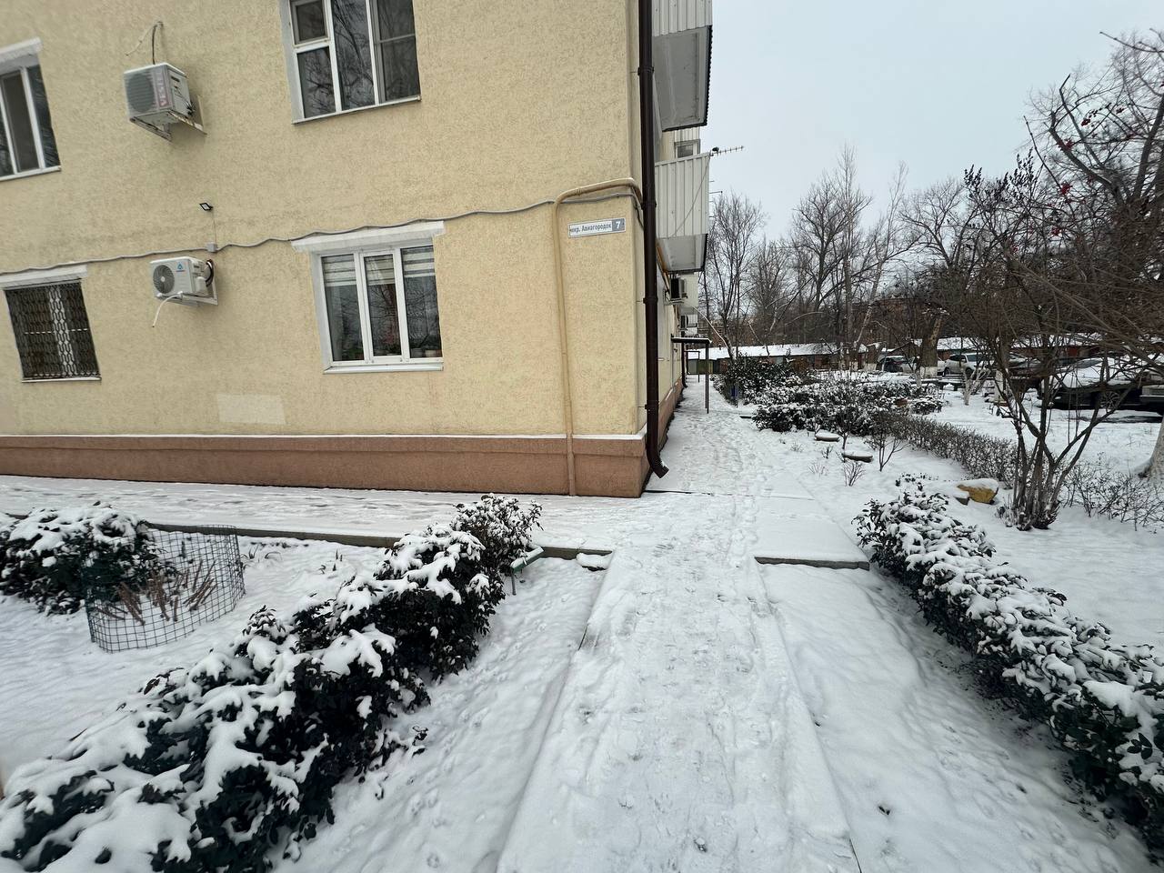 Расчистка города от снега в непогоду - задача не только коммунальных служб города, но и управляющих организаций Расчистка города от снега в непогоду - задача не только коммунальных служб города, но и управляющих организаций