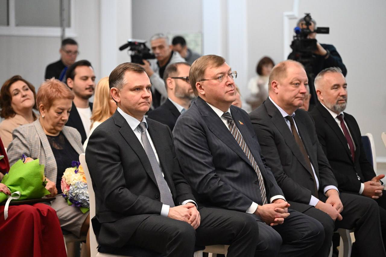 Стремление быть в курсе, узнавать, что происходит и почему происходит - это базовая потребность каждого активного и деятельного человека Стремление быть в курсе, узнавать, что происходит и почему происходит - это базовая потребность каждого активного и деятельного человека