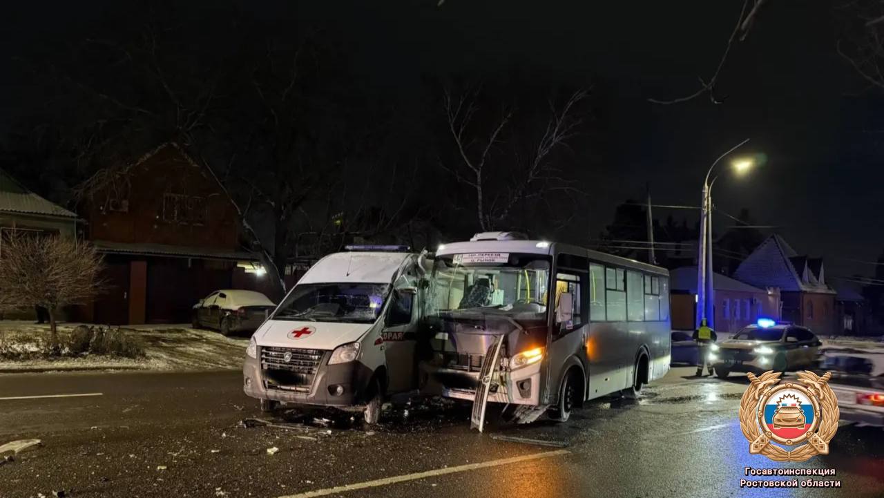 Сотрудники полиции устанавливают обстоятельства ДТП между экипажем скорой помощи и автобусом Сотрудники полиции устанавливают обстоятельства ДТП между экипажем скорой помощи и автобусом