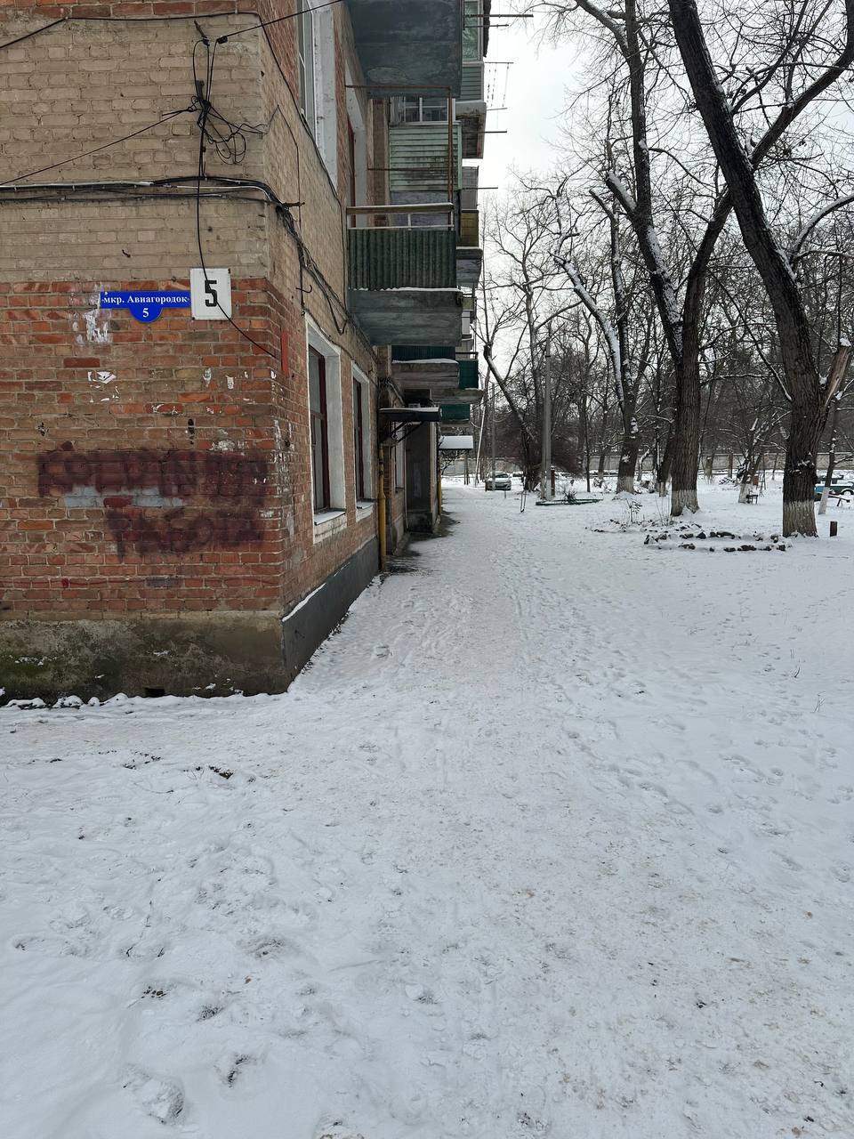 Расчистка города от снега в непогоду - задача не только коммунальных служб города, но и управляющих организаций