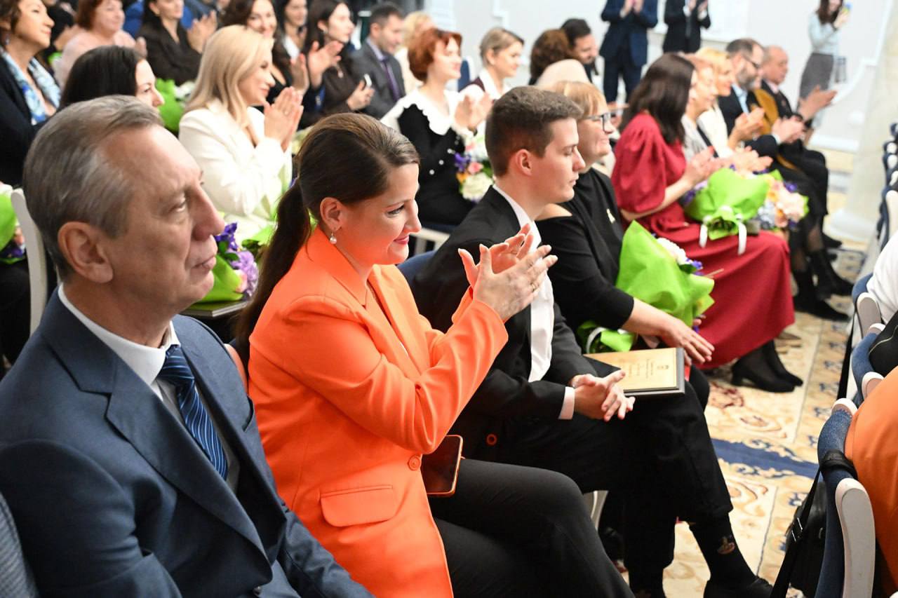 Стремление быть в курсе, узнавать, что происходит и почему происходит - это базовая потребность каждого активного и деятельного человека Стремление быть в курсе, узнавать, что происходит и почему происходит - это базовая потребность каждого активного и деятельного человека