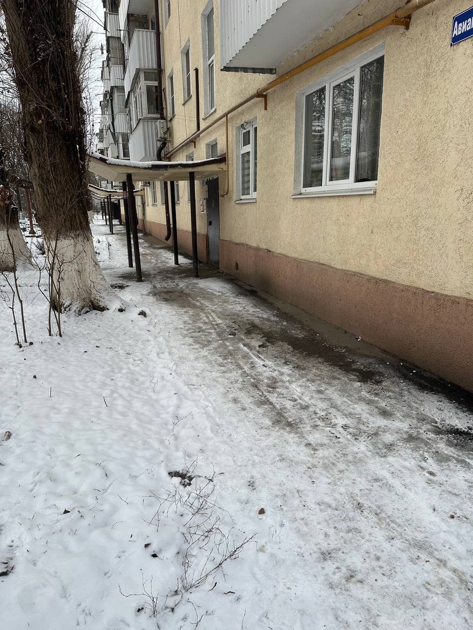 Расчистка города от снега в непогоду - задача не только коммунальных служб города, но и управляющих организаций Расчистка города от снега в непогоду - задача не только коммунальных служб города, но и управляющих организаций