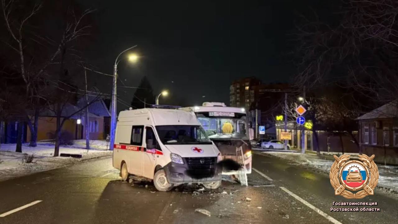 Сотрудники полиции устанавливают обстоятельства ДТП между экипажем скорой помощи и автобусом