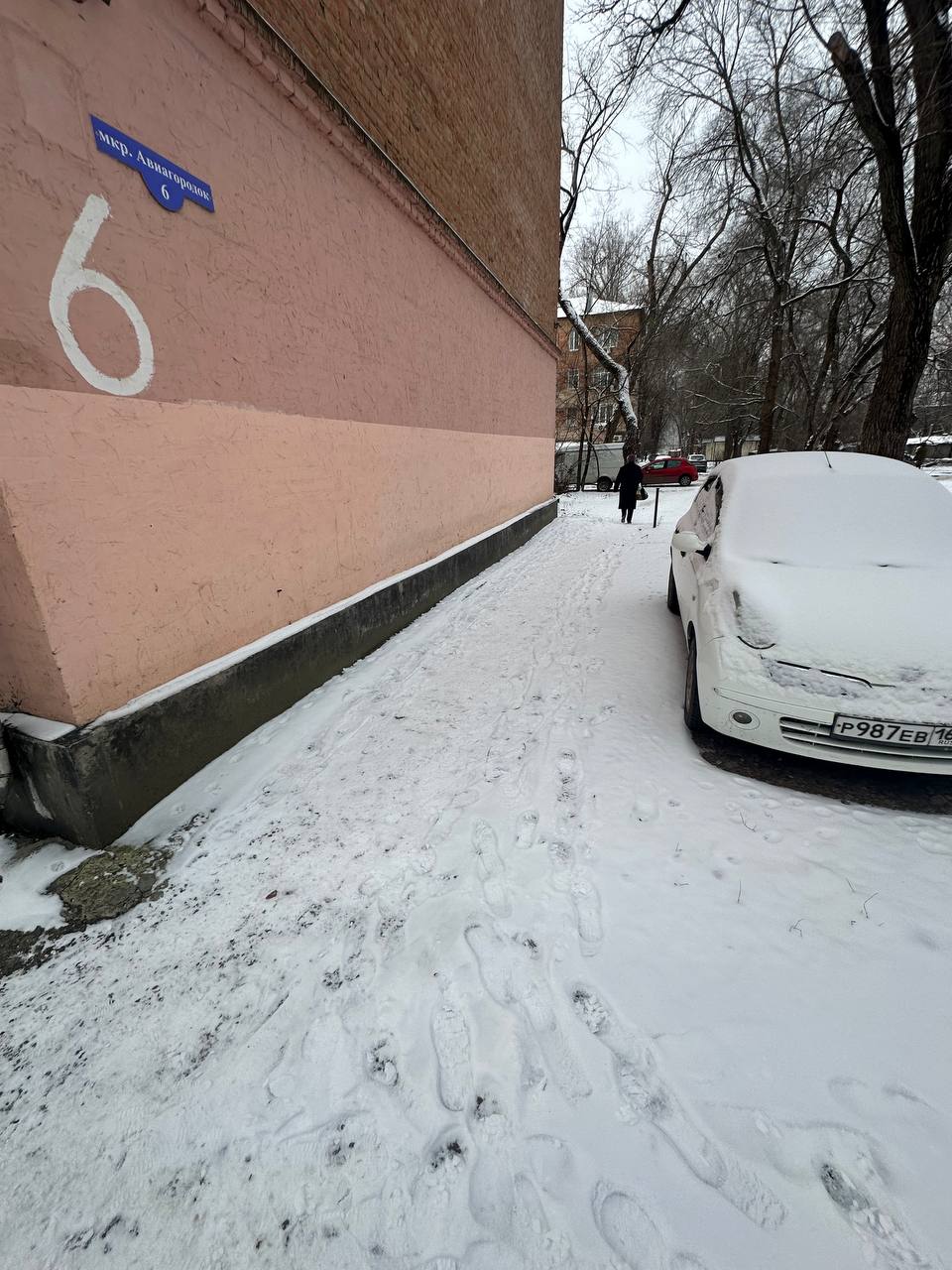 Расчистка города от снега в непогоду - задача не только коммунальных служб города, но и управляющих организаций Расчистка города от снега в непогоду - задача не только коммунальных служб города, но и управляющих организаций