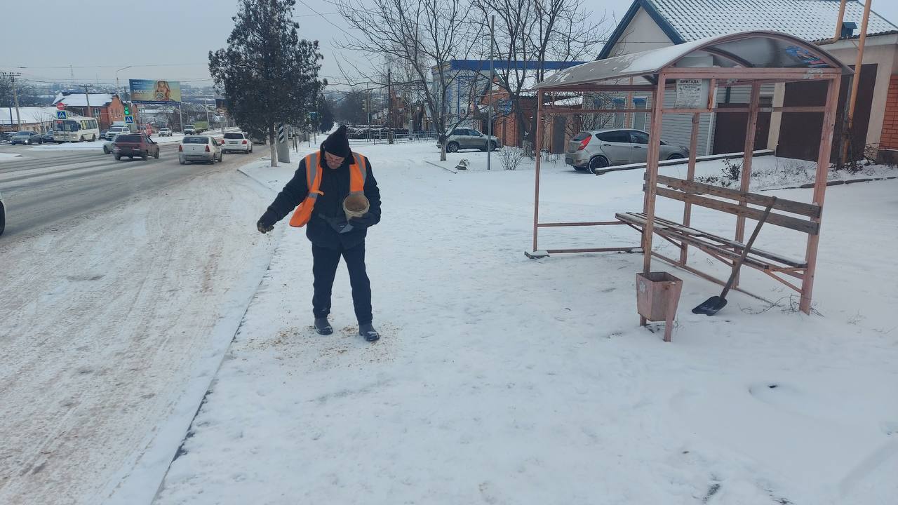 В Неждановском районе проводится ручная уборка снега В Неждановском районе проводится ручная уборка снега