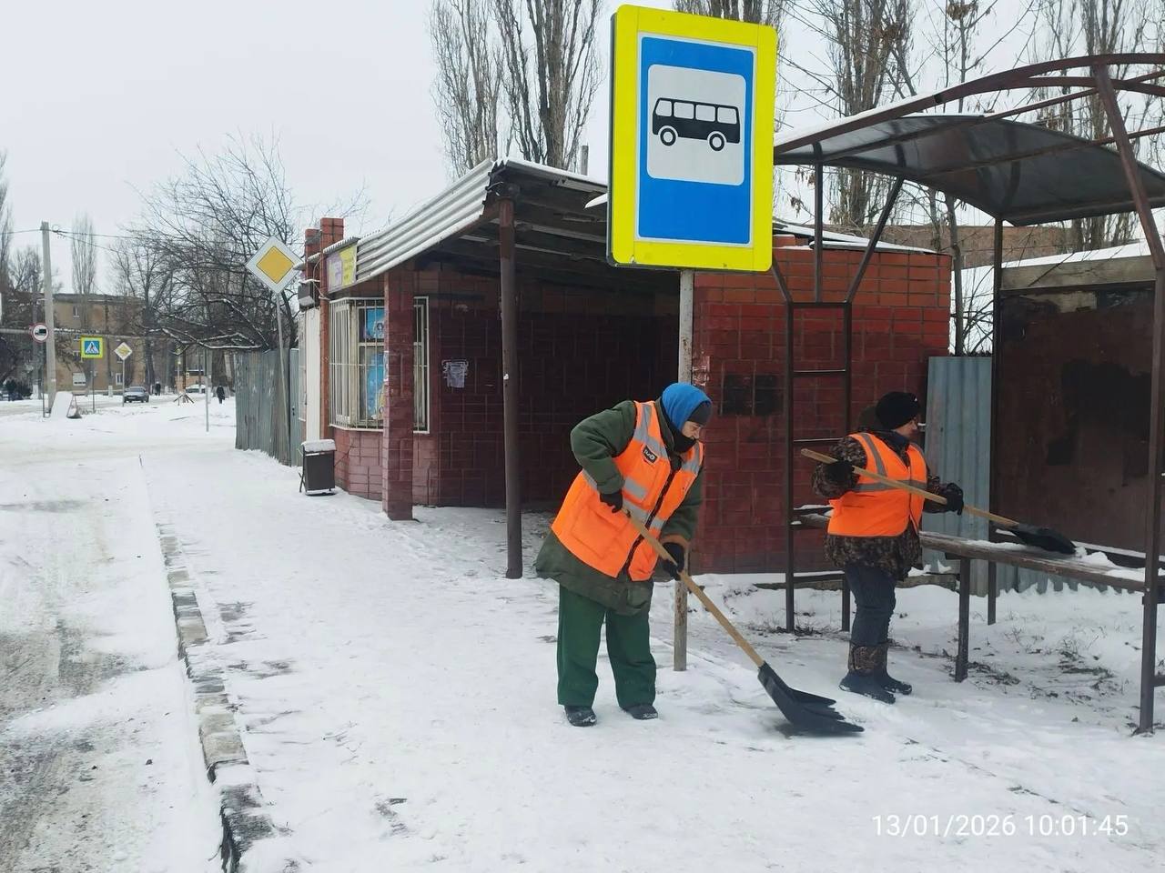 В Неждановском районе проводится ручная уборка снега