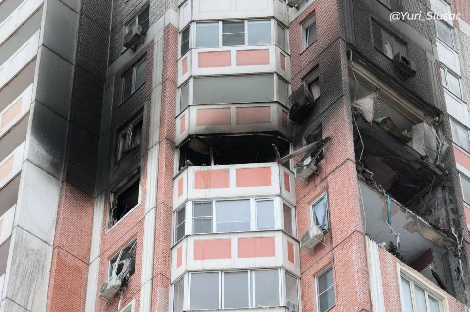 Фото с последствиями ночной атаки на Ростов поделился Юрий Слюсарь