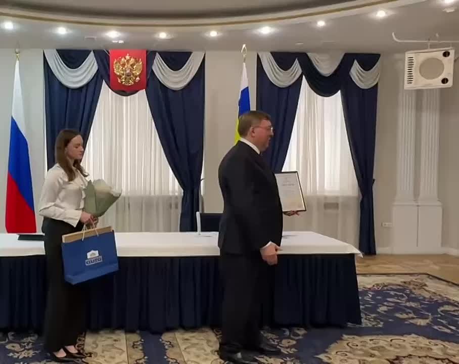 На заседании Совета по взаимодействию с представительными органами муниципальных образований при Законодательном Собрании Ростовской области наградили призеров конкурса «Лучший молодежный парламент»