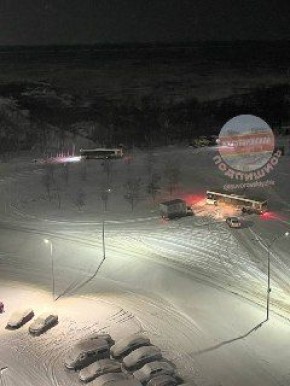 Автобус застрял из-за снега на конечной в Суворовском в Ростове