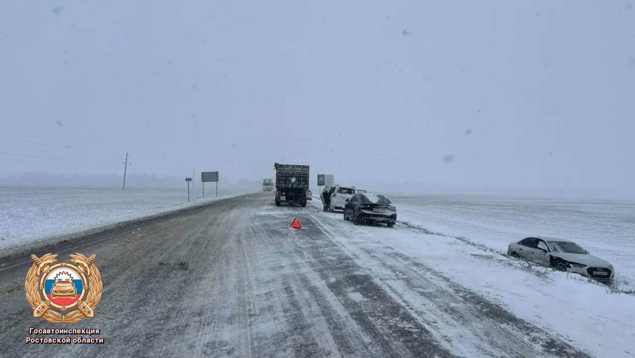 Сотрудники полиции устанавливают обстоятельства ДТП