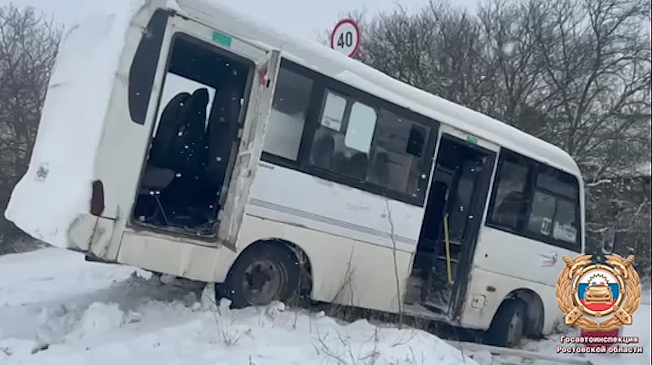 Маршрутка улетела в кювет в Неклиновском районе