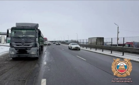 Водитель легковушки погиб в столкновении с фурой на М-4 «Дон» в Ростовской области