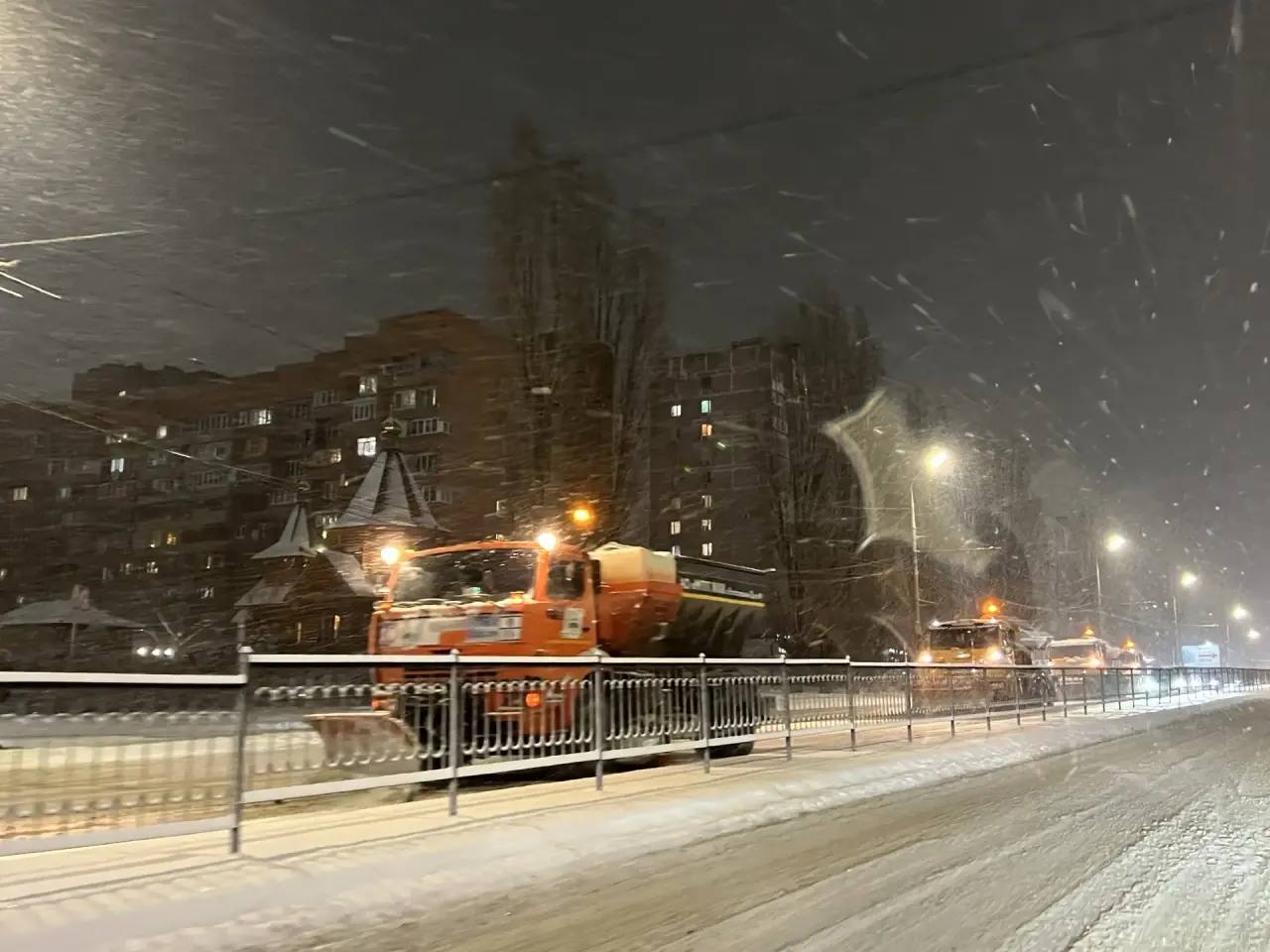 Александр Скрябин: В связи с усилением снегопада количество снегоуборочной техники увеличено до 123 единиц Александр Скрябин: В связи с усилением снегопада количество снегоуборочной техники увеличено до 123 единиц