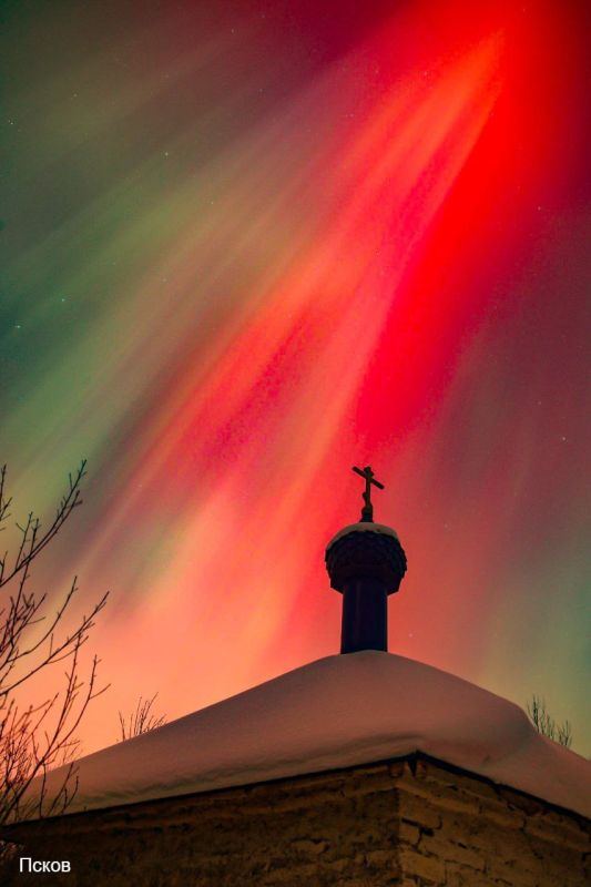 Северное сияние на юге России: сказочное явление, возникшее из-за мощной магнитной бури, россияне наблюдают даже в Крыму