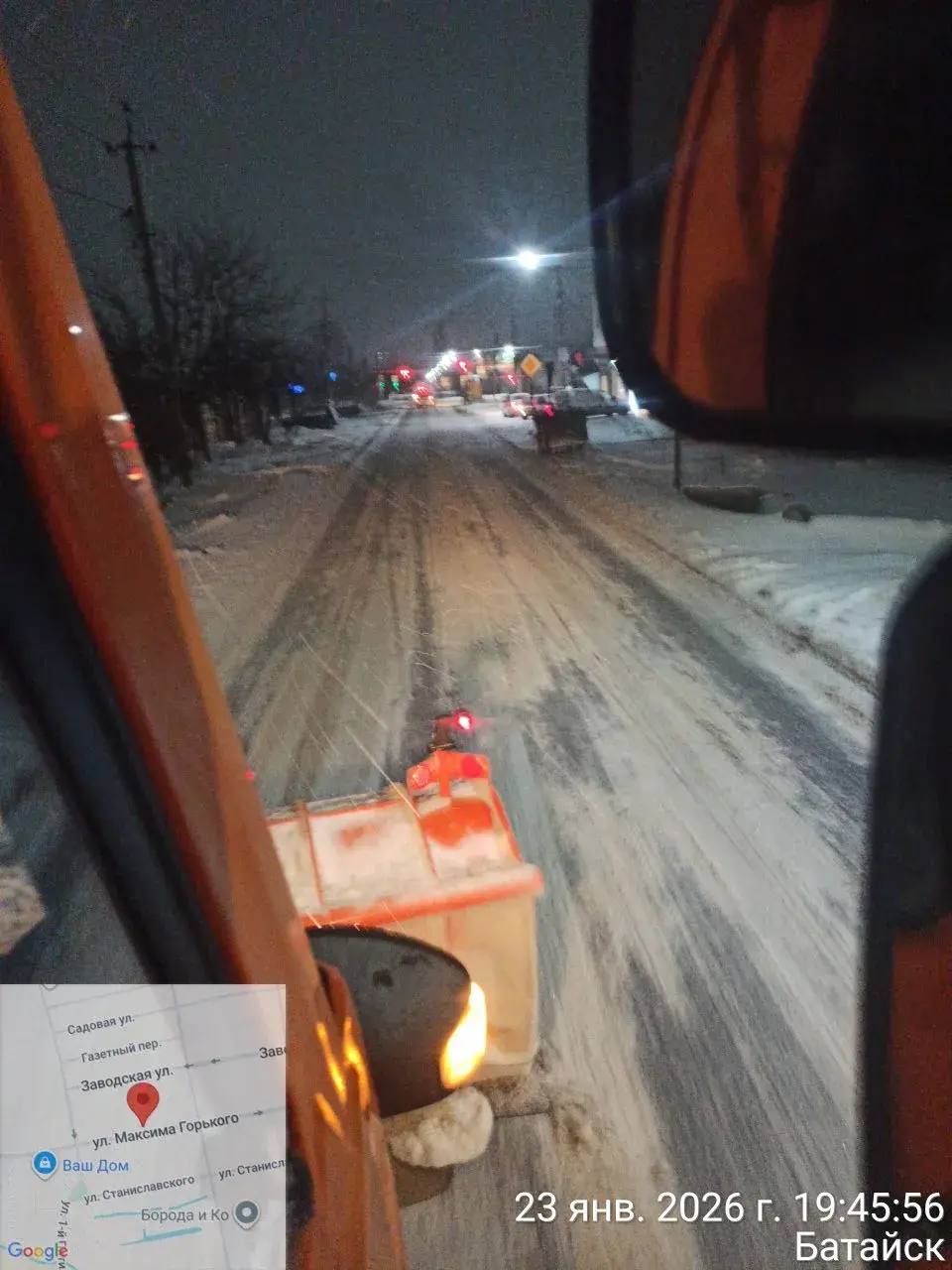 Снег в городе идёт уже несколько часов, и техника всё это время работает без остановки Снег в городе идёт уже несколько часов, и техника всё это время работает без остановки