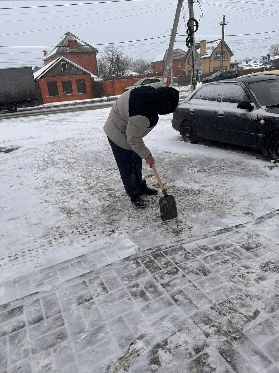 Снег в городе идёт уже несколько часов, и техника всё это время работает без остановки Снег в городе идёт уже несколько часов, и техника всё это время работает без остановки