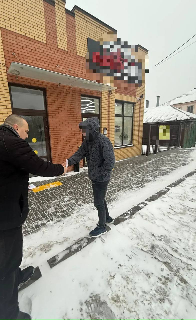 Снег в городе идёт уже несколько часов, и техника всё это время работает без остановки Снег в городе идёт уже несколько часов, и техника всё это время работает без остановки