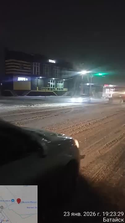 Снег в городе идёт уже несколько часов, и техника всё это время работает без остановки