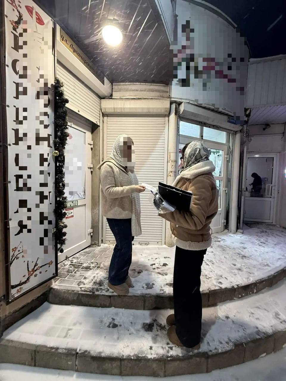 Снег в городе идёт уже несколько часов, и техника всё это время работает без остановки Снег в городе идёт уже несколько часов, и техника всё это время работает без остановки