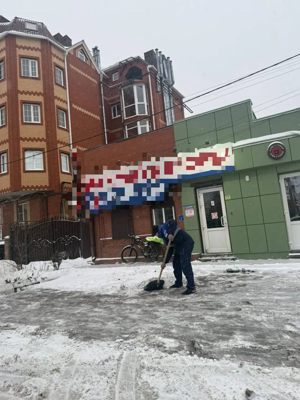 Снег в городе идёт уже несколько часов, и техника всё это время работает без остановки Снег в городе идёт уже несколько часов, и техника всё это время работает без остановки