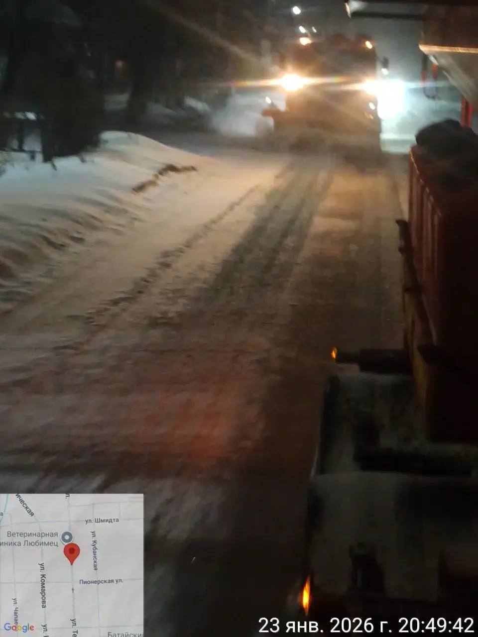 Снег в городе идёт уже несколько часов, и техника всё это время работает без остановки Снег в городе идёт уже несколько часов, и техника всё это время работает без остановки