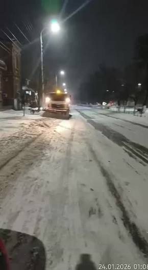 Этой ночью коммунальные службы не покидали своих постов, борясь со снегопадом, который обрушился на наш город