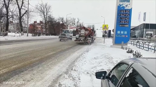 В воскресенье продолжаются работы по обработке дорог специализированной техникой