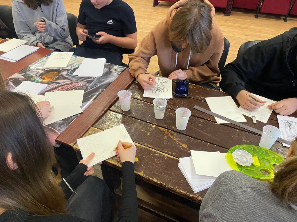 В клубе «Аютинский» прошёл увлекательный мастер-класс по изготовлению блокнотов для учеников школы № 49 В клубе «Аютинский» прошёл увлекательный мастер-класс по изготовлению блокнотов для учеников школы № 49