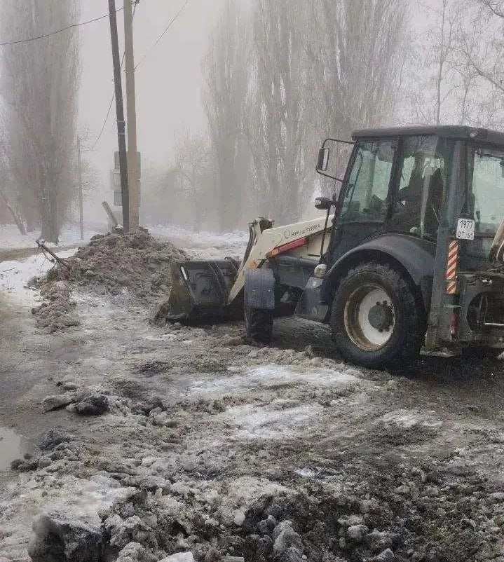 В центре внимания: устранение наледи на Баррикадной улице В центре внимания: устранение наледи на Баррикадной улице
