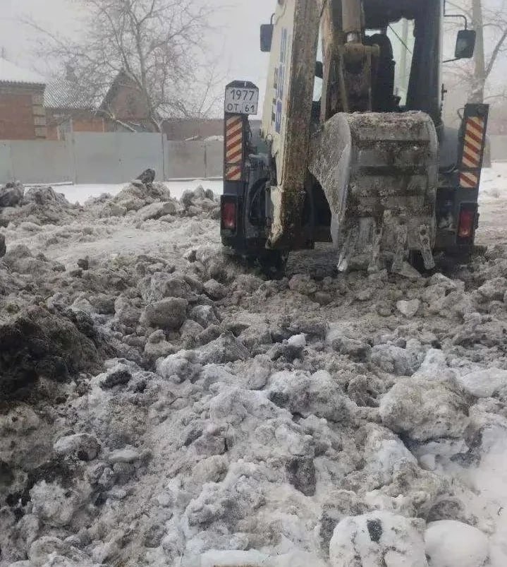 В центре внимания: устранение наледи на Баррикадной улице